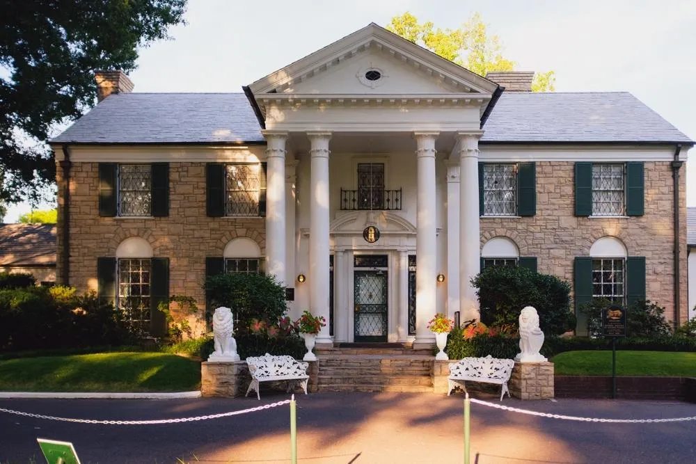 Lisa_Jeanine_Findley_tried_to_steal_and_ultimately_scam_Graceland_The_Daily_Muck