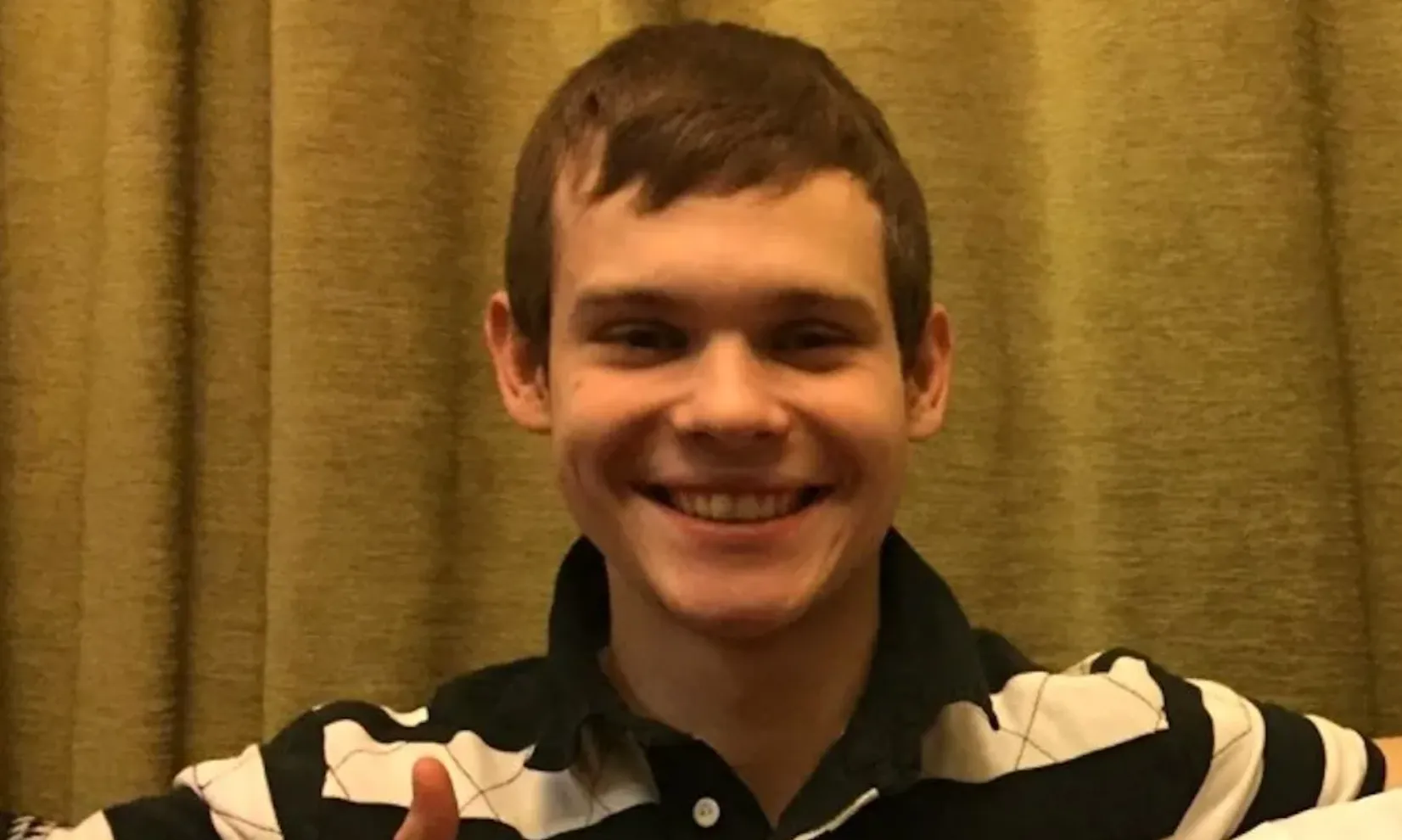 Aleksandr Viktorovich Ryzhenkov Wears a Striped Shirt And Gives a Thumbs Up to The Camera - The Daily Muck