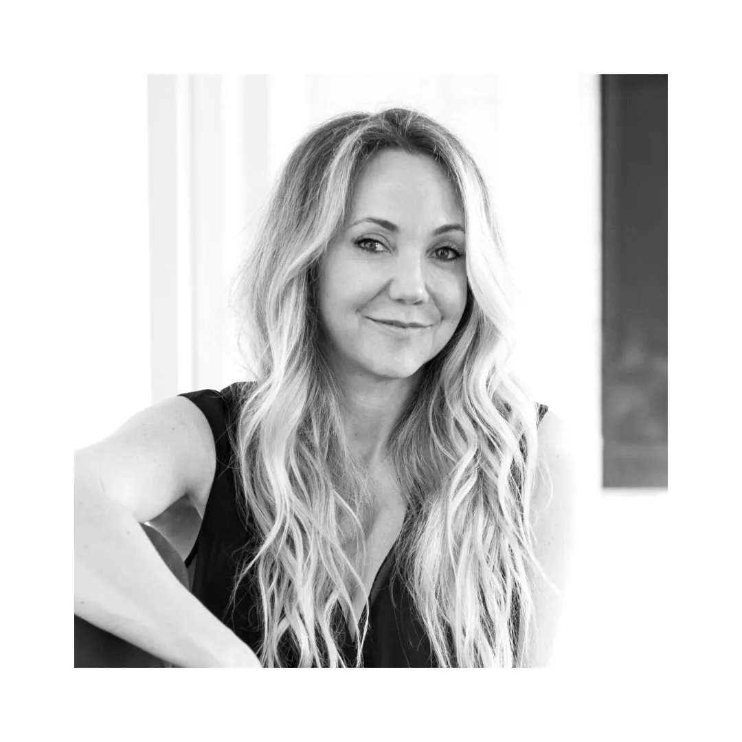 Lisa Schiff Posing in a Black and White Image Has Pleaded Guilty to Defrauding Art Investors - The Daily Muck